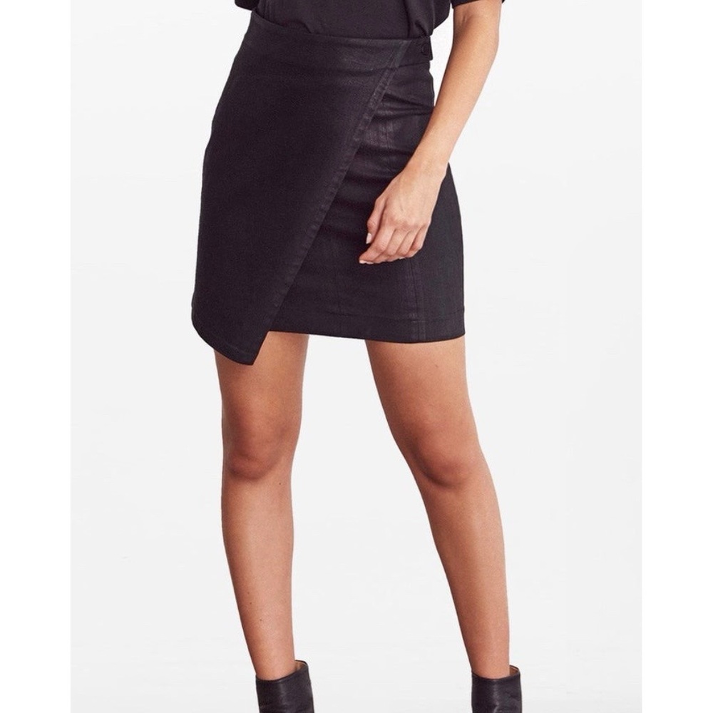 The leatherette skirt (2 pieces)